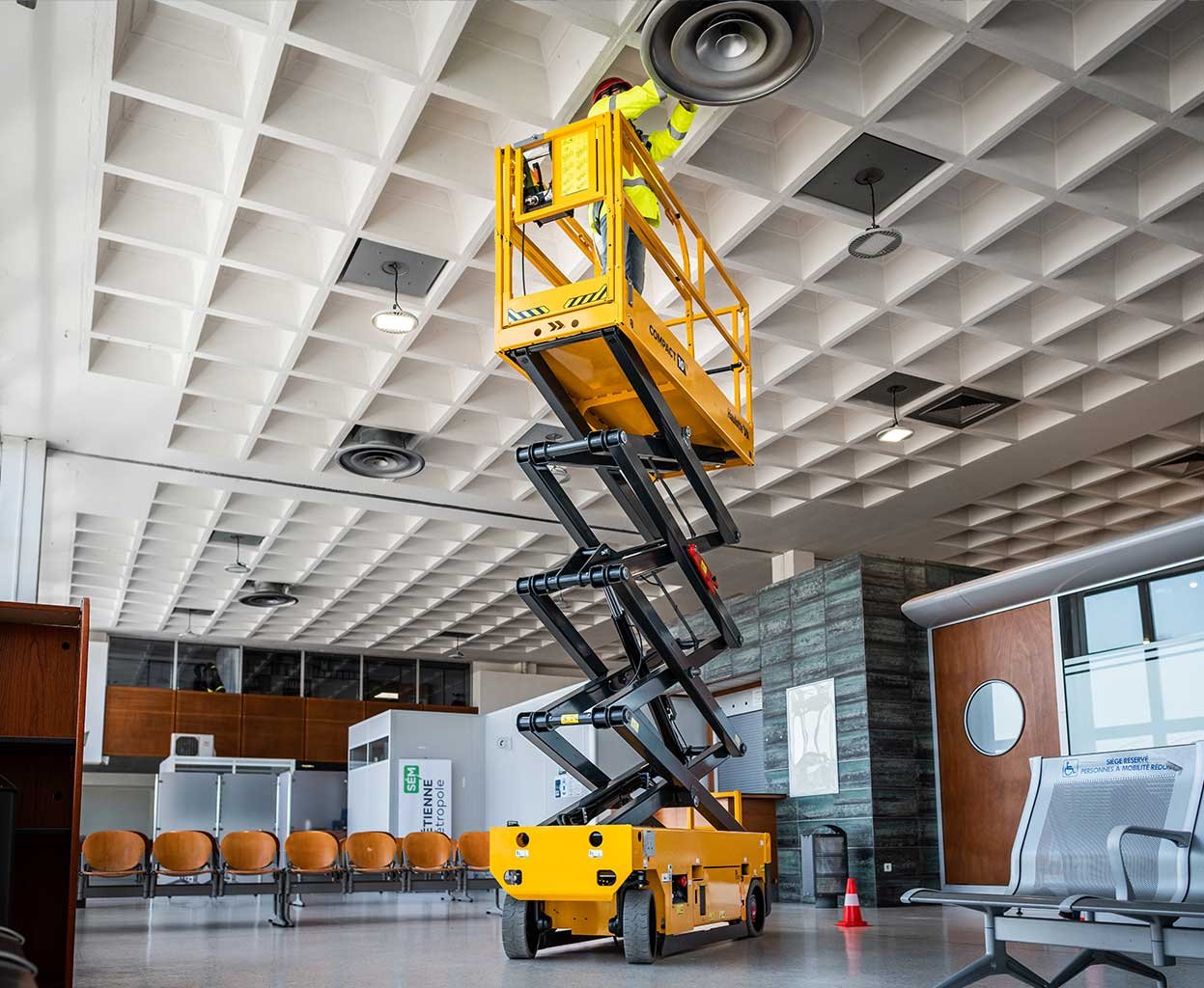 Top Benefits of Hiring a Scissor Lift for Your Next Construction Project
