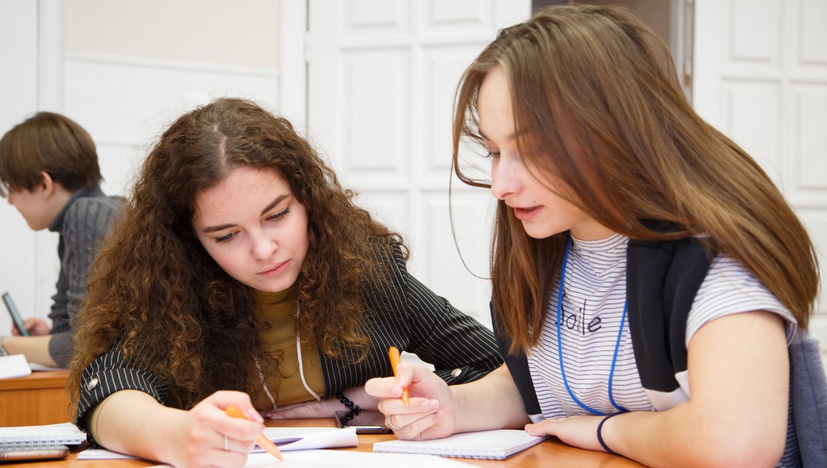 How are assignment writing services better than an AI writing tool?