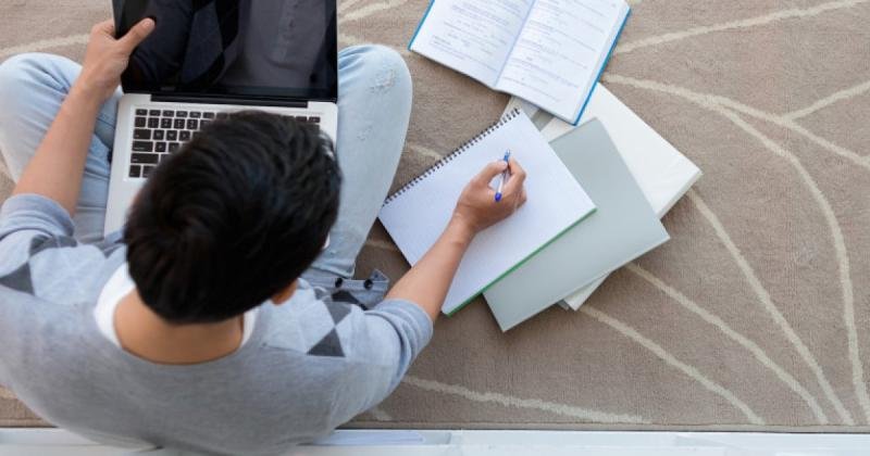 How Students Use Review Platforms to Choose Online Class Help Providers